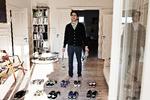 Fascination. En fiks detalje, som andre sneakers-entusiaster vil bemærke, kan afgøre, om den nye chef for P2 Klassisk Nikolaj Koppel køber eller går tomhændet, når en skobutik gang på gang suger ham  indenfor. 