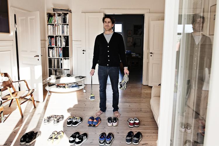 Fascination. En fiks detalje, som andre sneakers-entusiaster vil bemærke, kan afgøre, om den nye chef for P2 Klassisk Nikolaj Koppel køber eller går tomhændet, når en skobutik gang på gang suger ham  indenfor. 