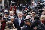 omstridt. Julian Assange var selv mødt op i retten for at høre de to dommere afsige kendelsen. Her ses han foran appelretten i London. 