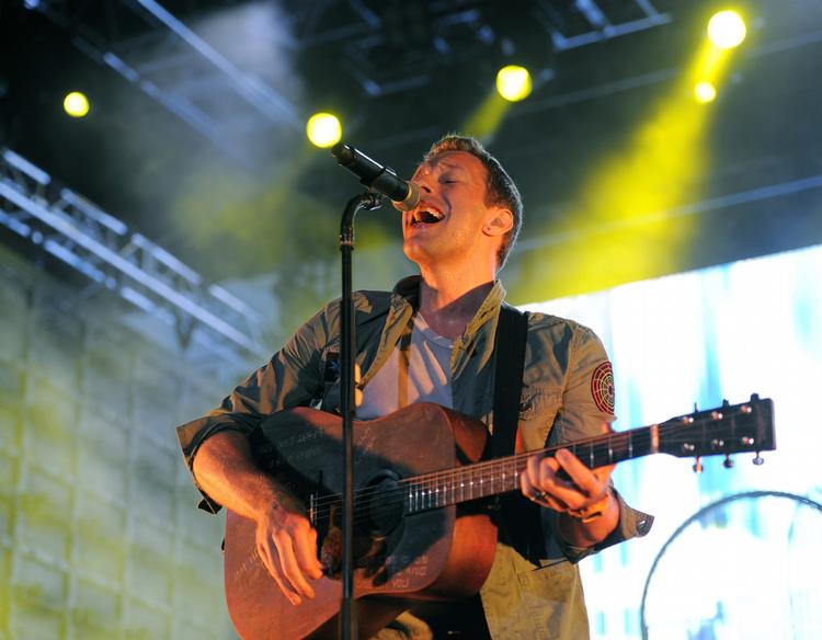 Klassisk. Selv om Coldplay denne aften i Paris spillede i mindre, intime rammer, gik arme og ben konstant på forsanger Chris Martin, som om han havde et stadion foran sig. 