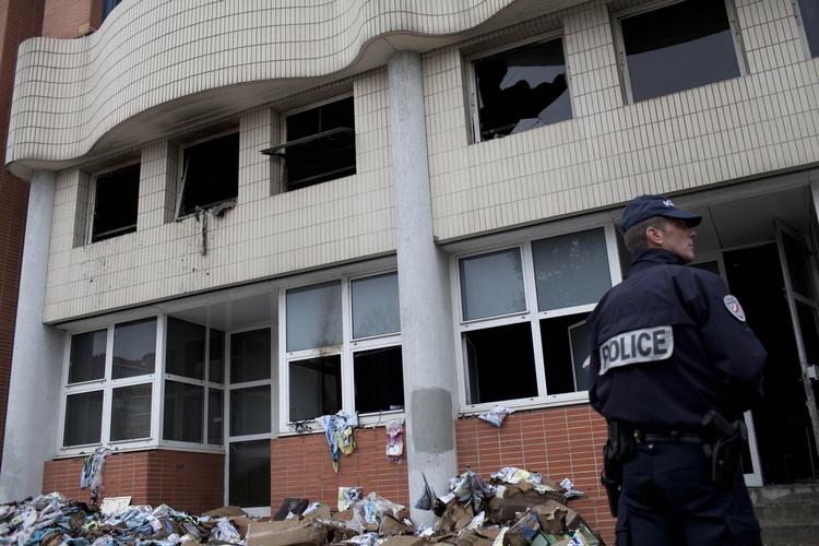 ANGREBET. Betjent ud for Charlie Hebdos redaktionslokaler efter brandbombeattentatet. 