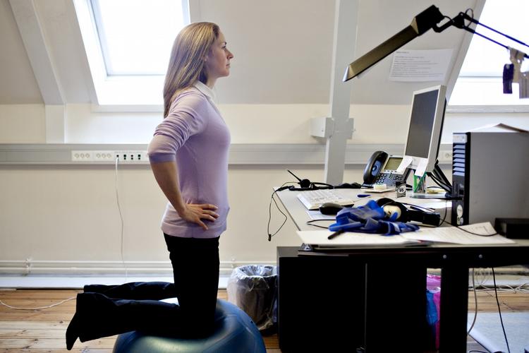KORSET. Find den der bold frem, som ligger og flyder på alle kontorer. Sid på den uden at røre jorden med fødderne. Eller gør som Anne Vagner her - god for korsettet. 