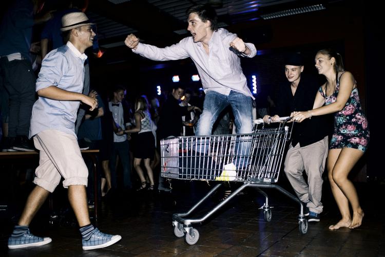 Festligt. Der er knald på gymnasiefesterne. Men der er også blevet for meget tant og fjas i undervisningstiden. Derfor skal lærerne blive bedre til at skabe arbejdsro, mener Gymnasieskolernes Rektorforening. 