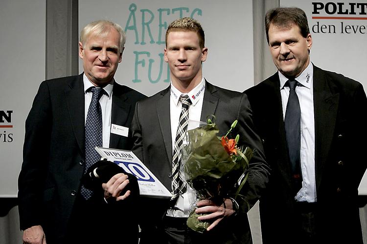 støtte. Torben Keller (i midten) er støttet af Team Danmark og direktør Michael Andersen (th.) Til venstre er det formanden for DIF, Niels Nygaard, der var med til at hylde bokseren i forbindelse med Politikens kåring af Årets Fund i dansk idræt sidste år.  Foto: Finn Frandsen 