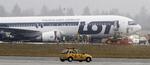 Strandet. LOT's nødlandede Boeing 767 står stadig på landingsbanen i Warszawa. 