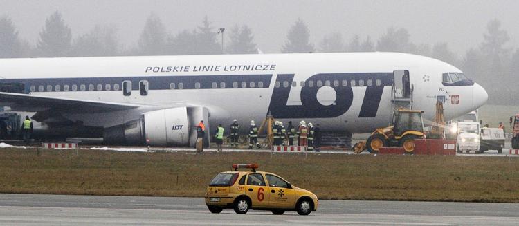 Strandet. LOT's nødlandede Boeing 767 står stadig på landingsbanen i Warszawa. 