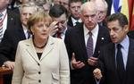 Klemt. Grækenlands premierminister George Papandreou mellem Angela Merkel og Nicolas Sarkozy. 