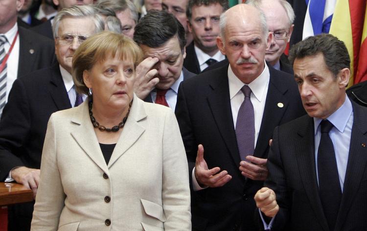Klemt. Grækenlands premierminister George Papandreou mellem Angela Merkel og Nicolas Sarkozy. 