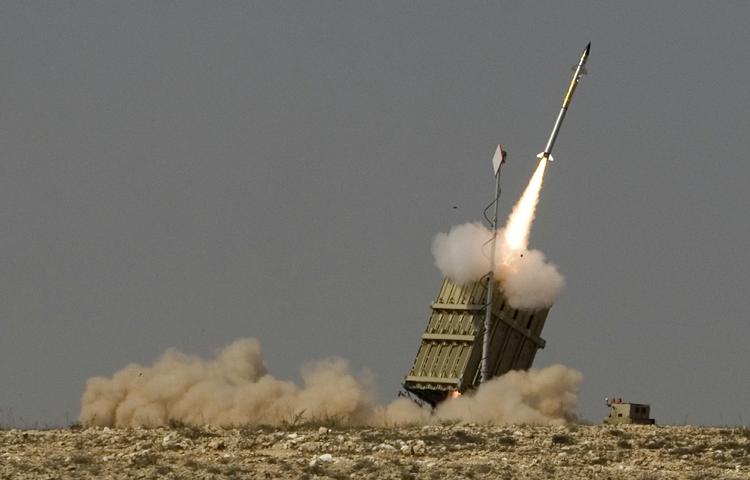 OPRUSTNING. Israel forbedrer sit våbenarsenal og overvejer tilsyneladende et angreb mod Irans atomanlæg. Her ses et missil fra det såkaldte Jernskjold blive affyret for  at standse raketbeskydning fra Gaza. 
