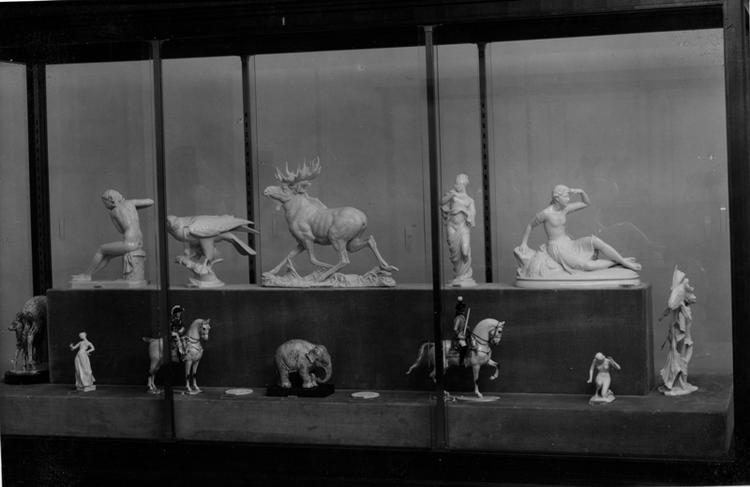 Nazikunst. Alle værker udstillet på "Haus der Deutschen Kunst" var udvalgt af Adolf Hitler eller andre prominente ledere i partiet. Hitler selv købte for omkring syv millioner rigsmark kunstværker fra udstillingerne. 