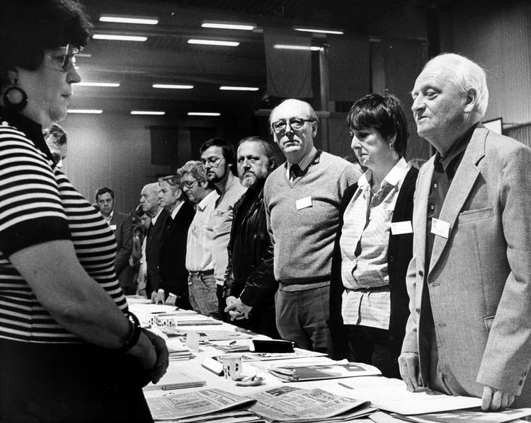 Kommunister. DKP afholdt sin 28. kongres i maj 1987. Partiet blev stiftet i 1919 og fungerer i dag som et selvstændigt parti tilknyttet Enhedslisten. 