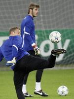 Konkurrenter. David De Gea (bagerst) blev hentet til United for omkring 150 millioner kroner. Anders Lindegaard kostede under 20 millioner. 