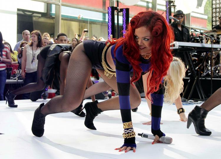 Stakkel. Hun er helt slidt ned af at danse og synge. Her er Rihanna i NBC's program 'Today' fra maj i år. 