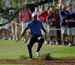 baglæns. Det ligner en krigsdans, Tiger Woods har gang i US Masters. Men det er et forfejlet sving, der får amerikaneren til at vakle. 
