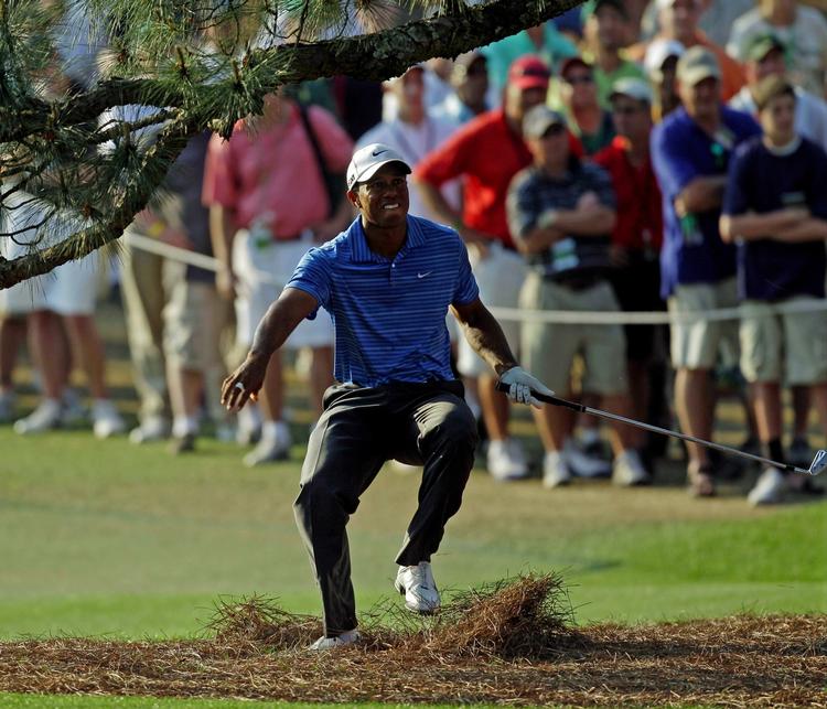 baglæns. Det ligner en krigsdans, Tiger Woods har gang i US Masters. Men det er et forfejlet sving, der får amerikaneren til at vakle. 