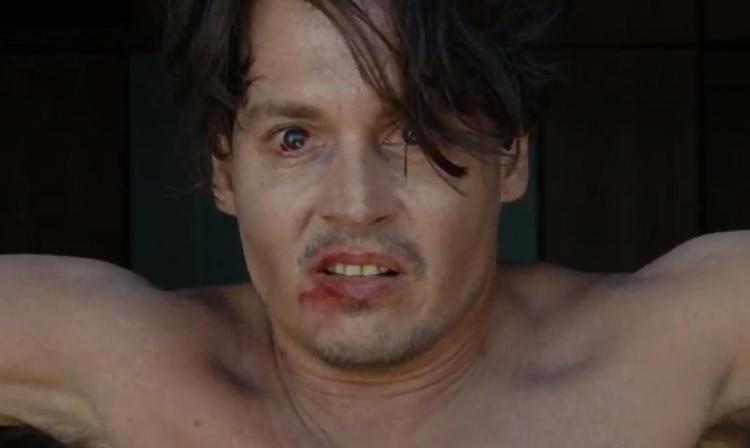 Druk. 161 minisprutflasker på hotelværelset når Depp i rollen som journalisten Paul Kemp at konsumere på meget kort tid. Så ser man sådan her ud, når man vågner. 