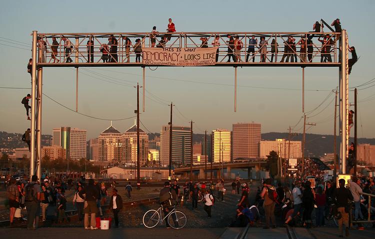 PROTEST. Demonstranter fra Occupy-bevægelsen under aktionen mod havnen i Oakland. 
