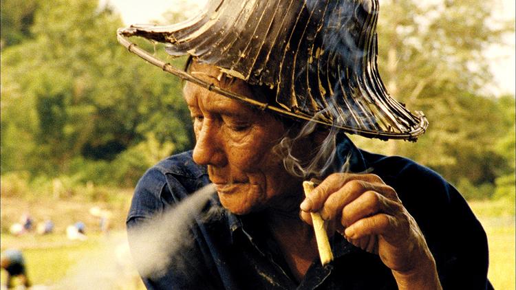 Uden Mål. Kunstneren Rirkrit Tiravanijas 'Lung Neaw Visits His Neighbours' er et eksempel på tidens kunstdokumentarer, der blæser på filmmediets traditionelle fortælleform.