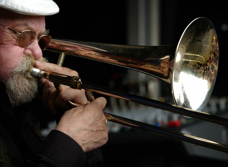 Dødsfald. Arne Bue Jensen gav koncert i Nyhavn med bandet Papa Bues Viking Jazzband under Copenhagen Jazz Festival 2004. 