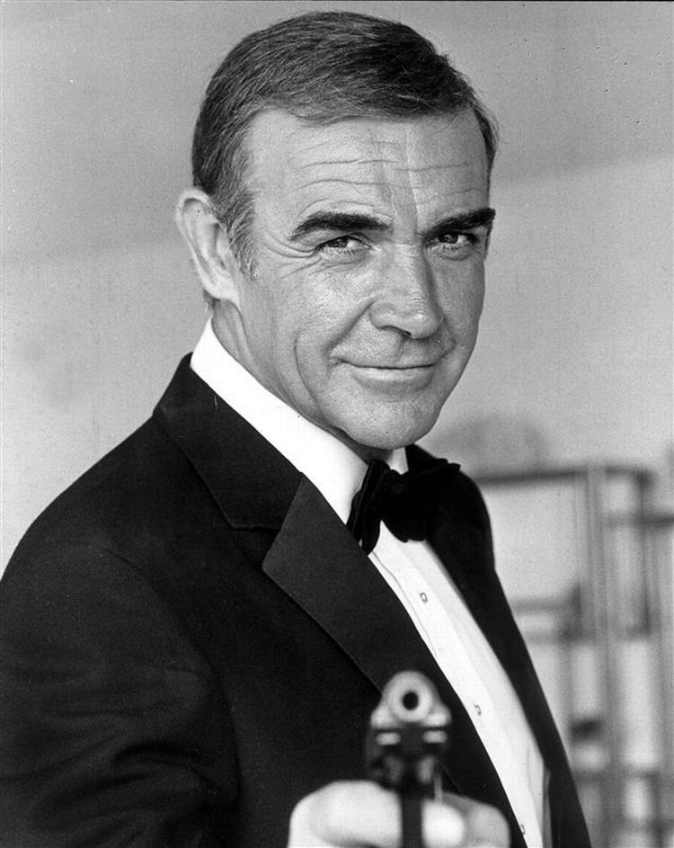 En ung Sean Connery som James Bond. 