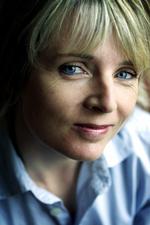 Fortælling. Hanne-Vibeke Holst folder sin historie fornemt ud med suveræn brug af de samme fortællemønstre og mytologiske skabeloner, som dramachef Ingolf Gabold i årtier har fodret os med søndag aften. 