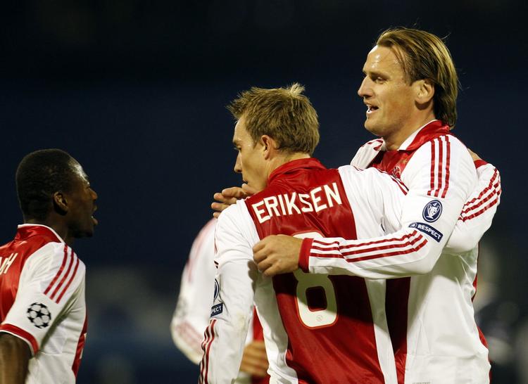 BRAVO. Skulderklap fra alle sider regner ned over Christian Eriksen efter en fornem indsats mod Dinamo Zagreb. 