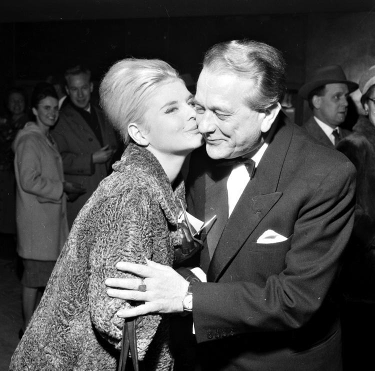 moderne.  Åbningen af  Imperial fredag 3. november 1961 var en celeber  begivenhed, hvor folk som en ung Lone Hertz og  højesterets- sagfører Poul  Hermind  strømmede til for at se krigsfilmen ´'Exodus' med Paul Newman. Som avisannoncen for premieren i  »Skandinaviens mest moderne  biograf« viser, var alt udsolgt. 