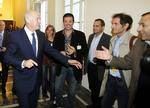 Muntert. I en pause under krisemøde i den græske regering havde George Papandreo overskud til at joke med journalister. 