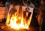 skamfuldt. Pakistan er en nation af cricket-fans. Så det aftalte spil på landsholdet har ført til store protester mod de dømte spillere. Her brændes billeder af Salman Butt (tv) og Mohammad Asif i Multan, Pakistan. 