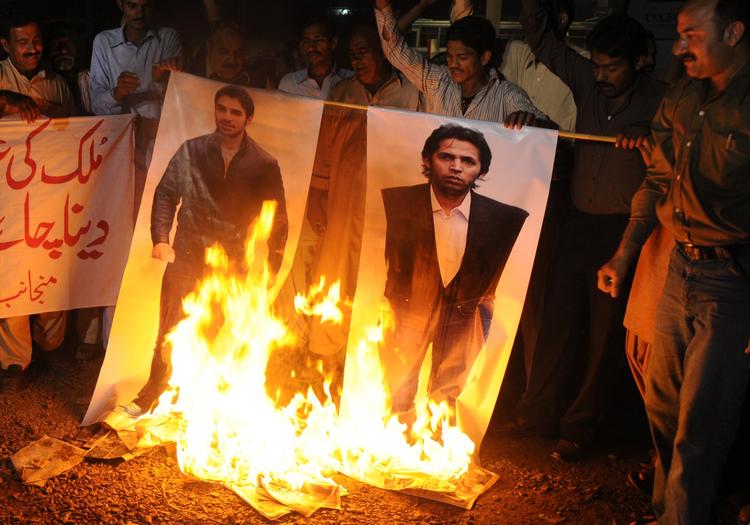 skamfuldt. Pakistan er en nation af cricket-fans. Så det aftalte spil på landsholdet har ført til store protester mod de dømte spillere. Her brændes billeder af Salman Butt (tv) og Mohammad Asif i Multan, Pakistan. 