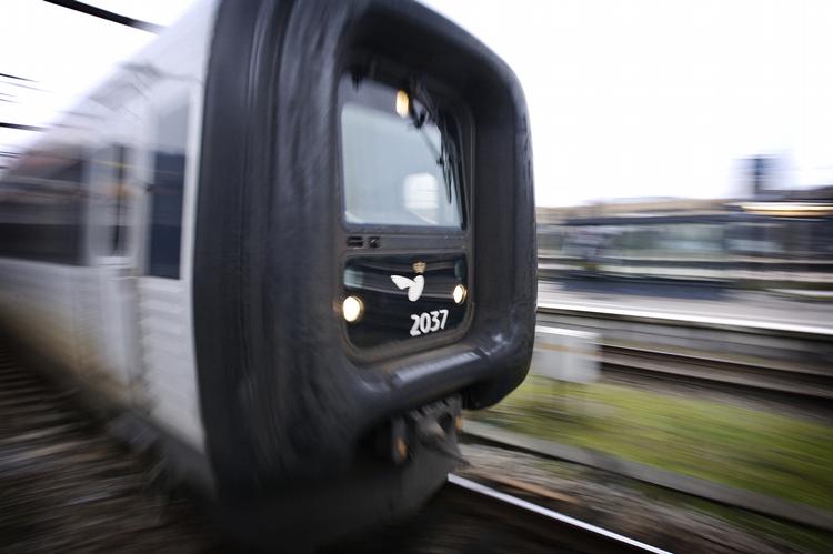 Revnet. DSB har fået grønt lys til at køre strandede tog over Storstrømsbroen i morgen aften. 