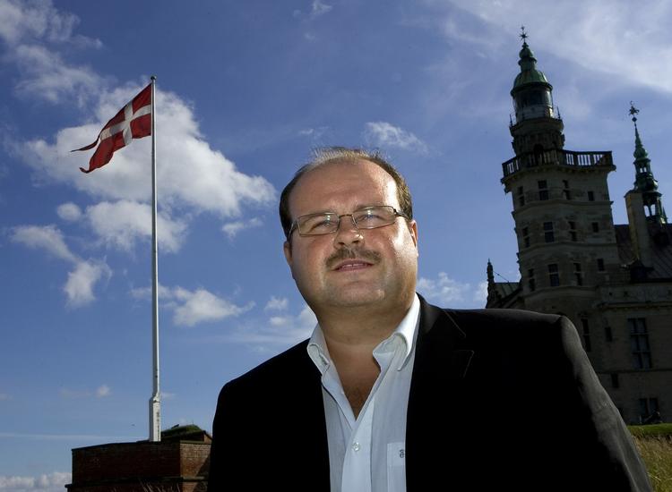 Journalist. Dansk Folkepartis pressechef, Søren Søndergaard, har tidligere været redaktør for Frederikssund Avis og chefredaktør for Søndagsavisen. 