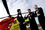 Med flere lægehelikoptere kan man behandle patienter på stedet og nedlægge de små sygehuse, mener lægernes formand. 