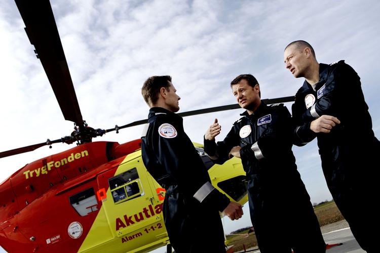 Med flere lægehelikoptere kan man behandle patienter på stedet og nedlægge de små sygehuse, mener lægernes formand. 