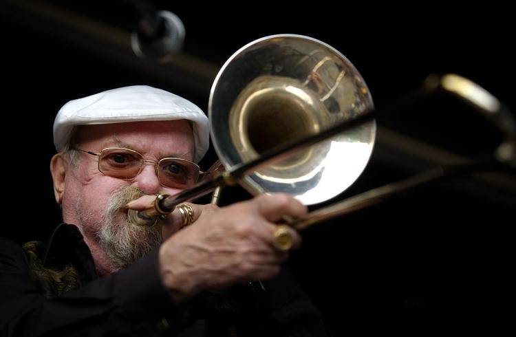 Jazzlegende. Arne Bue Jensen var kendt som en stærk bandleder med et stort temperament og en skarp replik. Bl.a. for Papa Bues Viking Jazzband, som han her giver koncert med under Copenhagen Jazz Festival 2004. 