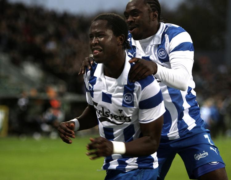 skiftedag. Baye Djiby Fall (tv) får Morten Skoubo som makker i angrebet for OB i stedet for Peter Utaka (th). 