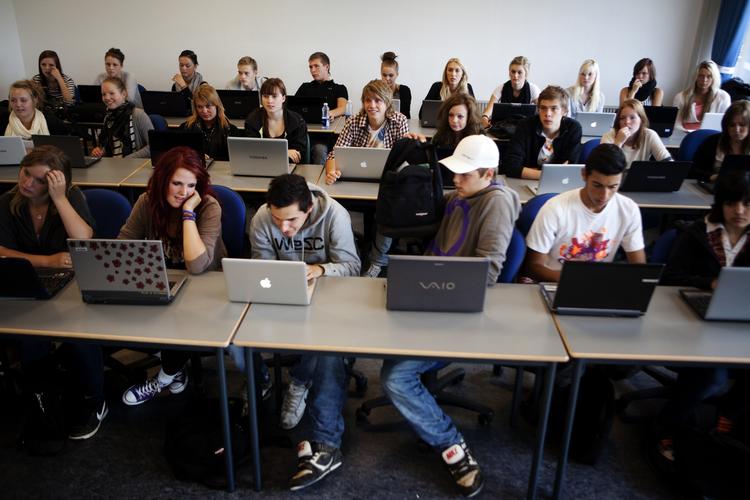 Der er mindst 28 elever i hovedparten af landets gymnasieklasser. Om der også er det i denne klasse skal være usagt. 