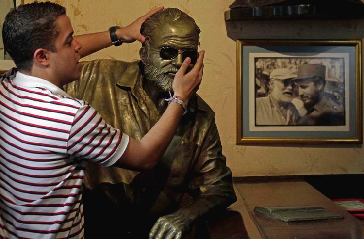 Berømthed. Hemingway får nu bar i Washington. Her er det en statue af ham på forfatterens gamle stamsted,  Floridita, i Havana. 