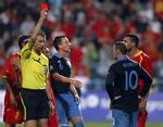 dyrt. Et øjebliks frustration koster Wayne Rooney Englands tre gruppekampe ved EM-slutrunden. 