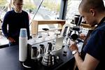 Kaffenørderi. Selve bryggeprocessen hos Coffee Collective tager sig næsten alkymistisk ud. 