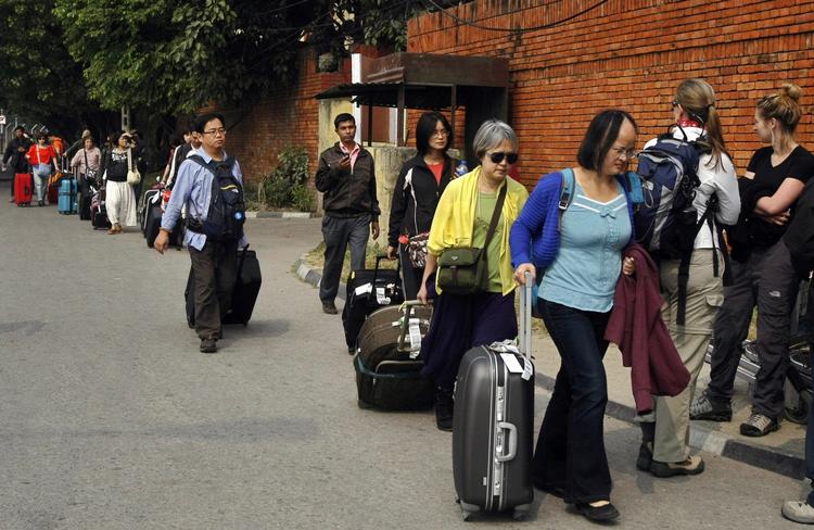Strandede. Det forventes, at de udenlandske turister først kan komme ud af Nepal på søndag, hvor det gode vejr skulle komme igen. 