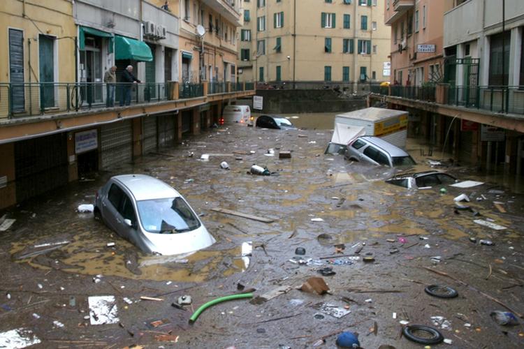 Tragedie. Et voldsomt skybrud i Genova har sat store dele af den italienske havneby under vand. 