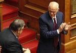 SEJR. Den græske ministerpræsident George Papandreou retter her et sejrende blik mod partiets næstformand, finansminister Evangelos Venizelos. De to var i denne uge ikke helt enige om, om krisepakken fra EU og IMF skulle en tur forbi vælgerne eller ej. 