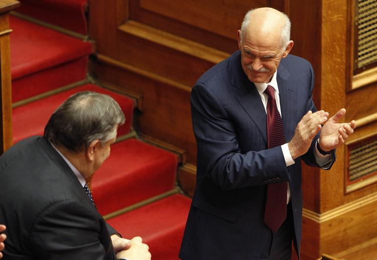 SEJR. Den græske ministerpræsident George Papandreou retter her et sejrende blik mod partiets næstformand, finansminister Evangelos Venizelos. De to var i denne uge ikke helt enige om, om krisepakken fra EU og IMF skulle en tur forbi vælgerne eller ej. 