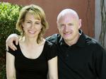 Tilbage. Gabrielle Giffords (tv.) taler ud om den 10 måneder lange genoptræning efter skudepisoden i januar. Hendes mand Mark Kelly (th.) har skrevet store dele af bogen grundet hans kones tale- og skrivevanskeligheder. 