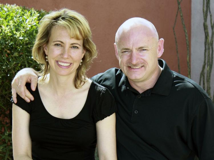 Tilbage. Gabrielle Giffords (tv.) taler ud om den 10 måneder lange genoptræning efter skudepisoden i januar. Hendes mand Mark Kelly (th.) har skrevet store dele af bogen grundet hans kones tale- og skrivevanskeligheder. 