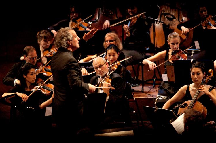sær. Dirigenten Manfred Honeck, som engang spillede i Wiener Filharmonikerne, var musikalsk stærk og kunstnerisk sær ved Torsdagskoncerten. 