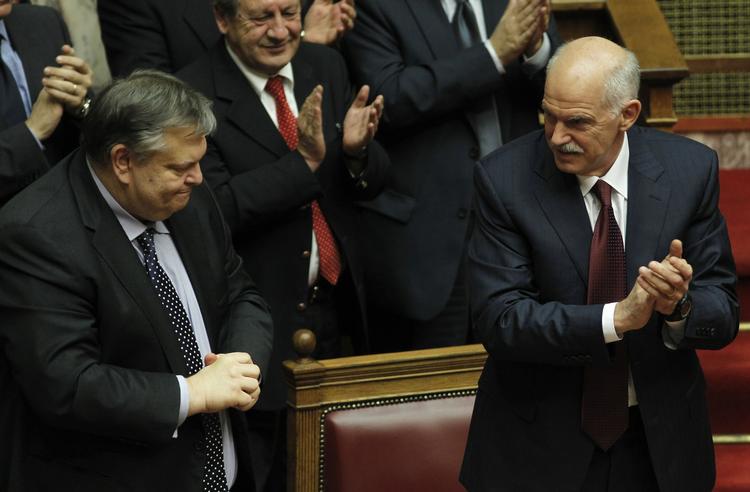 Drama. To af hovedpersonerne i græsk politik: Finansminister Evangelos Venizelos og ministerpræsident George Panandreou. Sidstnævnte overlevede i aftes med nød og næppe et mistillidsvotum i det græske parlament. 