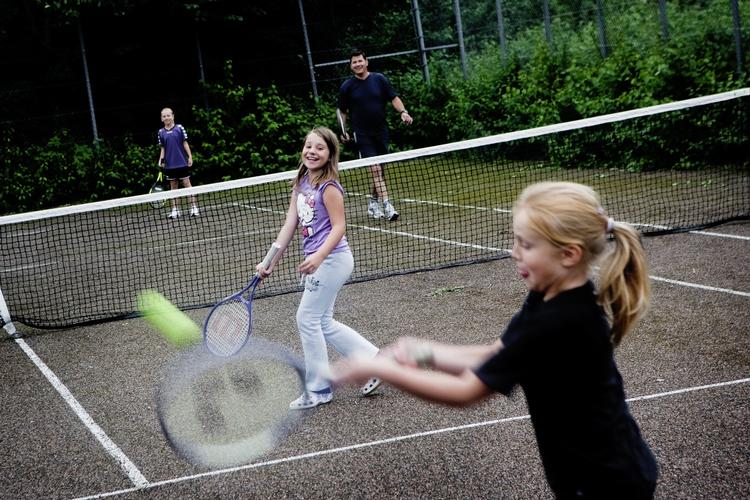 Dyrt. Det koster op til 4.000 til 7.000 kroner om året, hvis man vil spille tennis eller gå til ridning. Eksklusiv udstyr og turneringer, vel at mærke. 