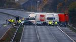 Ulykke. 20 personbiler og seks lastbiler bragede sammen i det store harmonikansammenstød på den engelske motorvej. 